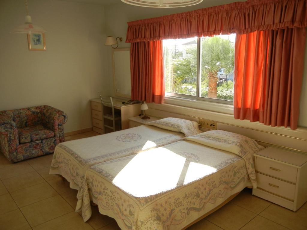 Tsialis Hotel Apartments Larnaca Room photo