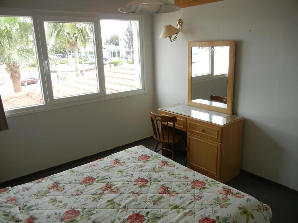 Tsialis Hotel Apartments Larnaca Room photo